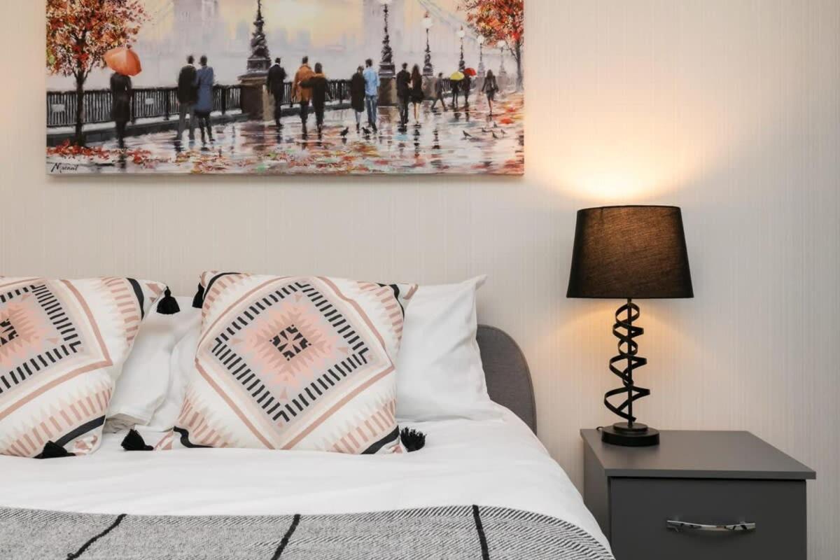 Modern 1 Bedroom Apartment In Woking Town Centre Εξωτερικό φωτογραφία