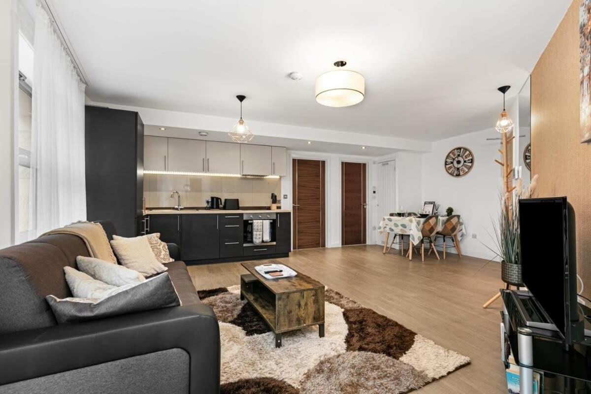 Modern 1 Bedroom Apartment In Woking Town Centre Εξωτερικό φωτογραφία